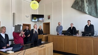 Der Angeklagte wird in den Sitzungssaal in Frankenthal eingeführt 