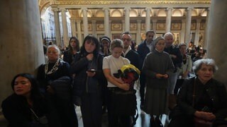 Gläubige am Grab von Papst Franziskus in der Basilika Santa Maria Maggiore in Rom