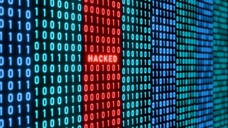 Nullen und Einsen in bunten Reihen, dazwischen das Wort "Hacked". Die Stadtverwaltung Ellwangen ist Ziel eines Cyberangriffs geworden. Betroffen sind vor allem Programme mit denen die städtischen Schulen arbeiten. (Symbolbild) 
