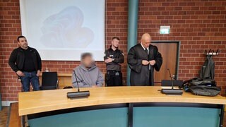 Ein Angeklagter im Gerichtssaal des Landgerichts Konstanz. Er soll einen anderen Mann getötet haben.