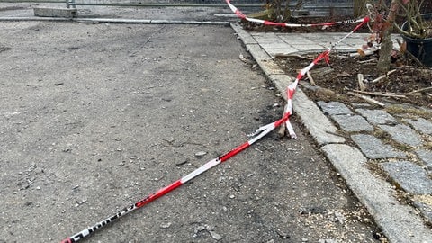 Nach dem Brand einer Lagerhalle in Bad Boll könnten Rückstände Asbest enthalten