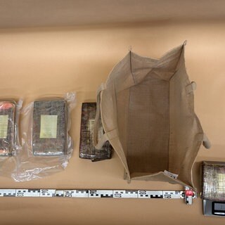 In einem Jutesack in einem eingebauten Versteck in einem Auto fanden die Zöllner vier Pakete mit insgesamt vier Kilogramm Kokain.