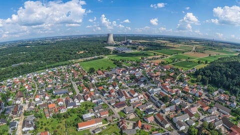 Blick auf die schwäbische Gemeinde Gundremmingen mit dem abgeschalteten Atomkraftwerk. 