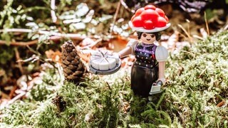 Die neue Playmobil-Figur "Schwarzwald Marie" mit Bollenhut und Schwarzwälder Kirschtorte
