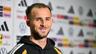 Max Rosenfelder lächelt bei der Medienrunde im DFB-Quartier in Herzogenaurach