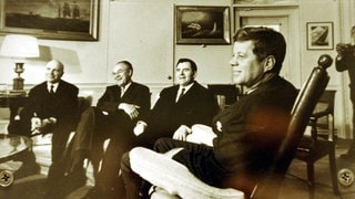 Kubakrise: Präsident John F. Kennedy (rechts) beim Treffen mit dem sowjetischen Botschafter Andrei Gromyko (zweiter von rechts) und weiteren sowjetischen Abgesandten im Oval Office in Washington D.C. am 18. Oktober 1962