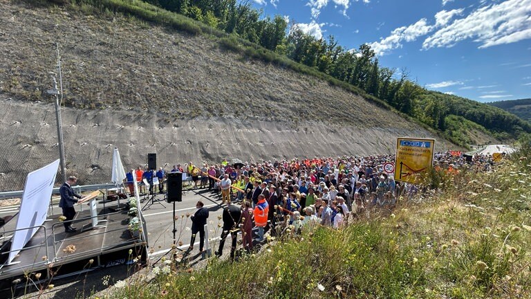 Hunderte Menschen waren bei der Einweihung der Ortsumgehung Imsweiler. 