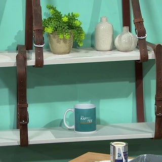 Regal aus alten Kleiderbügeln selber bauen