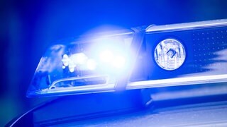 Blaulicht in der Dunkelheit