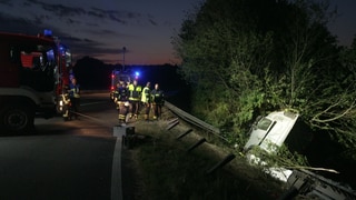 Schwerer Lkw-Unfall auf A48. Ein Lkw hat die Leitplanke durchbrochen.