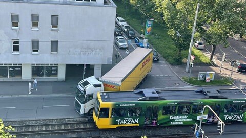 Ein weiterer Lkw versperrt die Neckarstraße in Stuttgart.