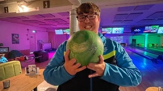 Das Bowlen macht ihm sichtlich Spaß: Der 30-Jährige freut sich auf die Tage in Saarbrücken, auch weil er sieht wie andere den Sport ausüben.