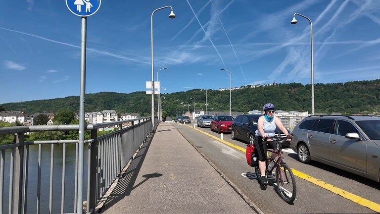 Auf der Römerbrücke wurde neben der Autospur ein Radweg eingerichtet - allerdings nur stadteinwärts. Was viele nicht wissen: Der Radweg darf ausschließlich in diese Richtung befahren werden. Dennoch nutzen ihn immer wieder Radfahrende auch entgegen der vorgeschriebenen Richtung - was zu gefährlichen Situationen führen kann.