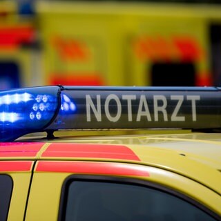 Ein Notarztwagen. Zwei Taucher sind am Bodensee ums Leben gekommen.