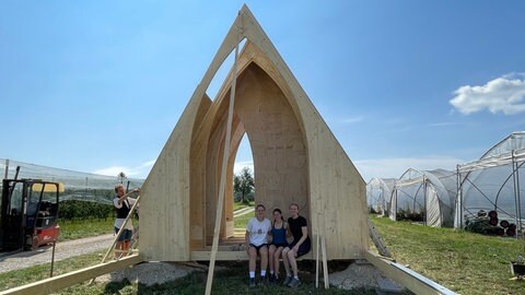 Auf dem Obstanbaubetrieb "Fuchshof" bauen Studierende der HTWG eine Kapelle aus Holz