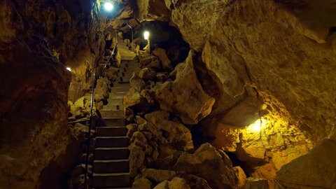 Ein kühler Ort bei Hitze auf der schwäbsichen Alb: die Laichinger Tiefenhöhle.