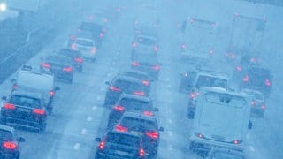 Autos stehen im Stau auf vereister Straße | Verkehr an Weihnachten: So kommt ihr entspannt ans Ziel