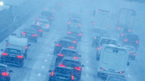 Autos stehen im Stau auf vereister Straße | Verkehr an Weihnachten: So kommt ihr entspannt ans Ziel