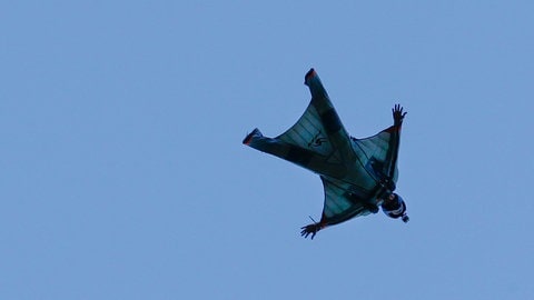 Das Symbolbild zeigt einen fliegenden Mann im Wingsuit. 