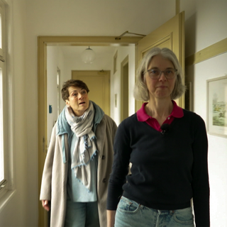 Sonja Faber-Schrecklein wird von Ira Pape durch das Schlosshotel geführt.