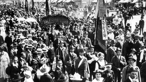 Schützenfestzug der Heimgekehrten eröffnen mit vielen anderen Festzügen das erste Nachkriegs-Oktoberfest 1919 in München