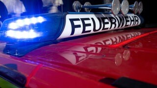Bei einem Brand in einem Mehrfamilienhaus in Lohnsfeld im Donnersbergkreis wurden zwei Menschen leicht verletzt. 