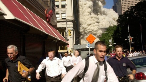 Menschen fliehen vor der Staubwolke in New York am 11.9.2001