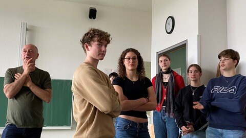 Kabarettist Emmanuel Peterfalvi teilte die Schüler zu einem Rollenspiel ein.