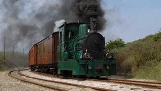 Die Bahn auf dem Damm