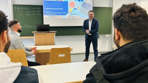 Prof. Dr. Dennis Steininger, Lehrstuhlinhaber für Entrepreneurship an der Rheinland-Pfälzische Technische Universität Kaiserslautern-Landau (RPTU), in seiner Vorlesung.