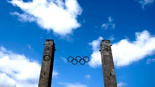 Die fünf olympischen Ringe am Osttor des Berliner Olympiastadions. (IMAGO)