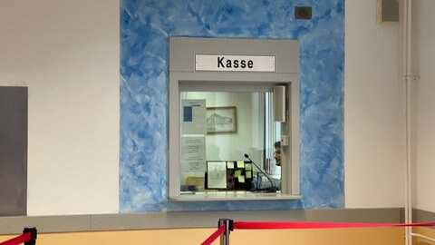 An diesem Kassenhäuschen in der AfA Trier bekamen die Bewohner und Bewohnerinnen die ersten Bezahlkarten.