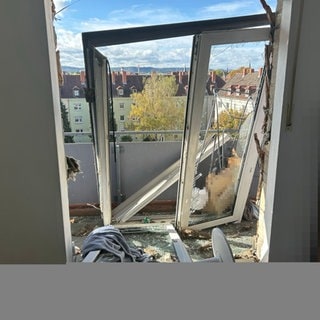 Bei der Explosion in Kaiserslautern ist ein großer Schaden in dem Mehrfamilienhaus entstanden. 