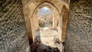 Ein Blick auf die Khusruwiyah-Moschee, die aufgrund der anhaltenden Angriffe in Aleppo zerstört wurde: Syrien ist reich an wertvollen Kulturstätten. Doch nach 14 Jahren Krieg ist ein großer Teil davon zerstört. Beim Wiederaufbau helfen auch deutsche Archäologen.
