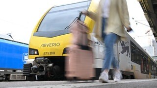 Ein Zug der Bahngesellschaft Arverio steht im Hauptbahnhof in Stuttgart.
