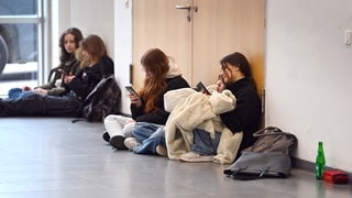 Rheinland-Pfalz will mit den Schulgemeinschaften über Regeln für die Handynutzung sprechen
