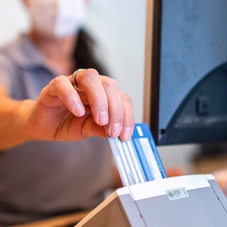 Lesegerät für Gesundheitskarte in einer Praxis - Pro und Contra elektronische Patientenakte