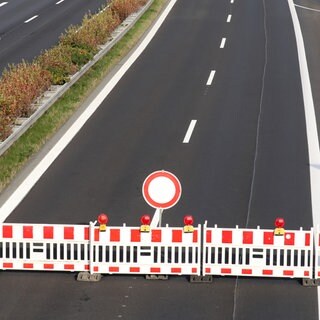 Eine Bundesstraße ist mit einer Absperrbarke versehen (Symbolbild). Die B9 bei Speyer ist wegen maroder Brücken voll gesperrt.