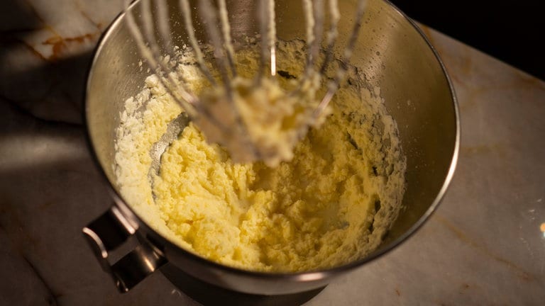 Die Butter nach 20 Minuten schlagen. Die Buttermilch trennt sich von der Butter.