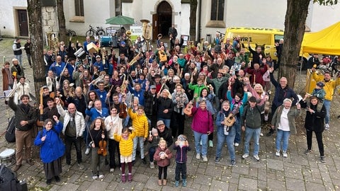 Wow! Da ist was los. In Blaubeuren wird's laut. Rund um den Kirchplatz werden sämtliche Instrumente ausgepackt und gespielt. 