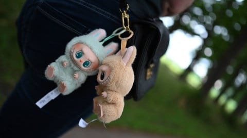 Labubus als Accessoire an der Hose. Die Plüschmonster aus China sind aktuell im Trend.