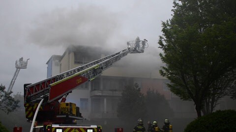 Feuerwehrleute löschen einen Brand auf dem Mainzer Lerchenberg