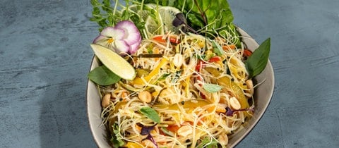 In einer Schale angerichteter veganer Glasnudelsalat im Asia-Style mit Limette, Ingwer und buntem Gemüsevon unserem SWR1 Pfännle-Koch Eberhard Braun