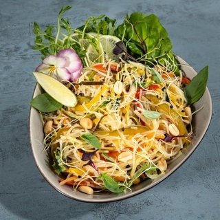 In einer Schale angerichteter veganer Glasnudelsalat im Asia-Style mit Limette, Ingwer und buntem Gemüsevon unserem SWR1 Pfännle-Koch Eberhard Braun