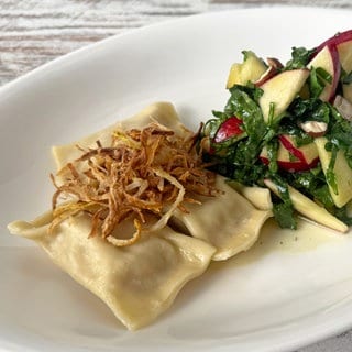 Maultaschen mit Zwiebel-Käsefüllung und Spinat-Apfelsalat
