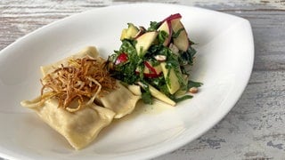 Maultaschen mit Zwiebel-Käsefüllung und Spinat-Apfelsalat