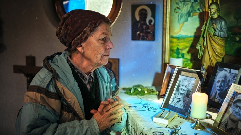 Lioba steht am Altar in der Hofkapelle vor Johannas Portrait