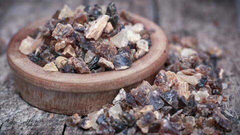 Eine Schale mit Weihrauch: Weihrauch-Harz enthält entzündungshemmende Inhaltsstoffe: die Boswellia-Säuren