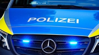 Polizeiauto mit Blaulicht: Suche nach vermisstem 16-Jährigen aus Koblenz
