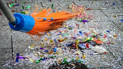 Konfetti nach dem Faschingsumzug: Am Ende gelangt es in die Kanalisation oder ist aus den Pflastersteinen kaum wieder rauszukriegen, meinen die Narrenzünfte in Öpfingen und Ulm. (Symbolbild)